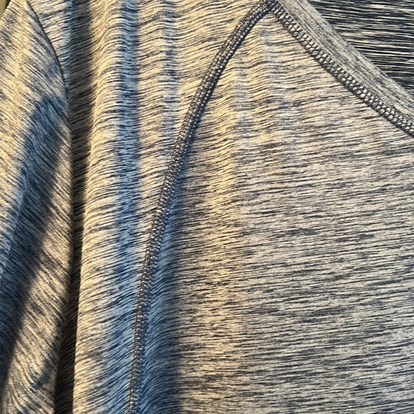 XERSION 3X SEMI FIT NAVY DISTRESSED LOOK V NECK  DECORATIVE  TEE - Picture 5 of 11